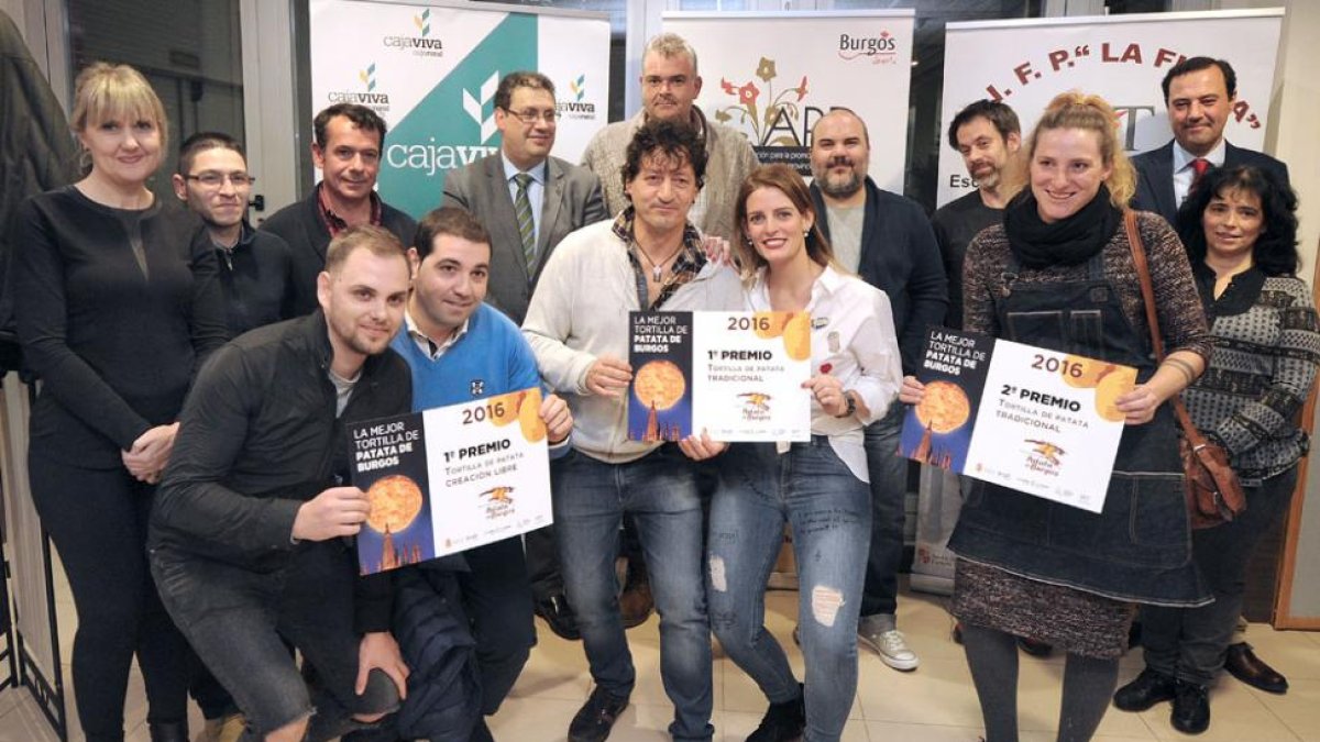 Los ganadores del concurso posan con los miembros del jurado minutos después de emitir el veredicto.-ISRAEL L. MURILLO