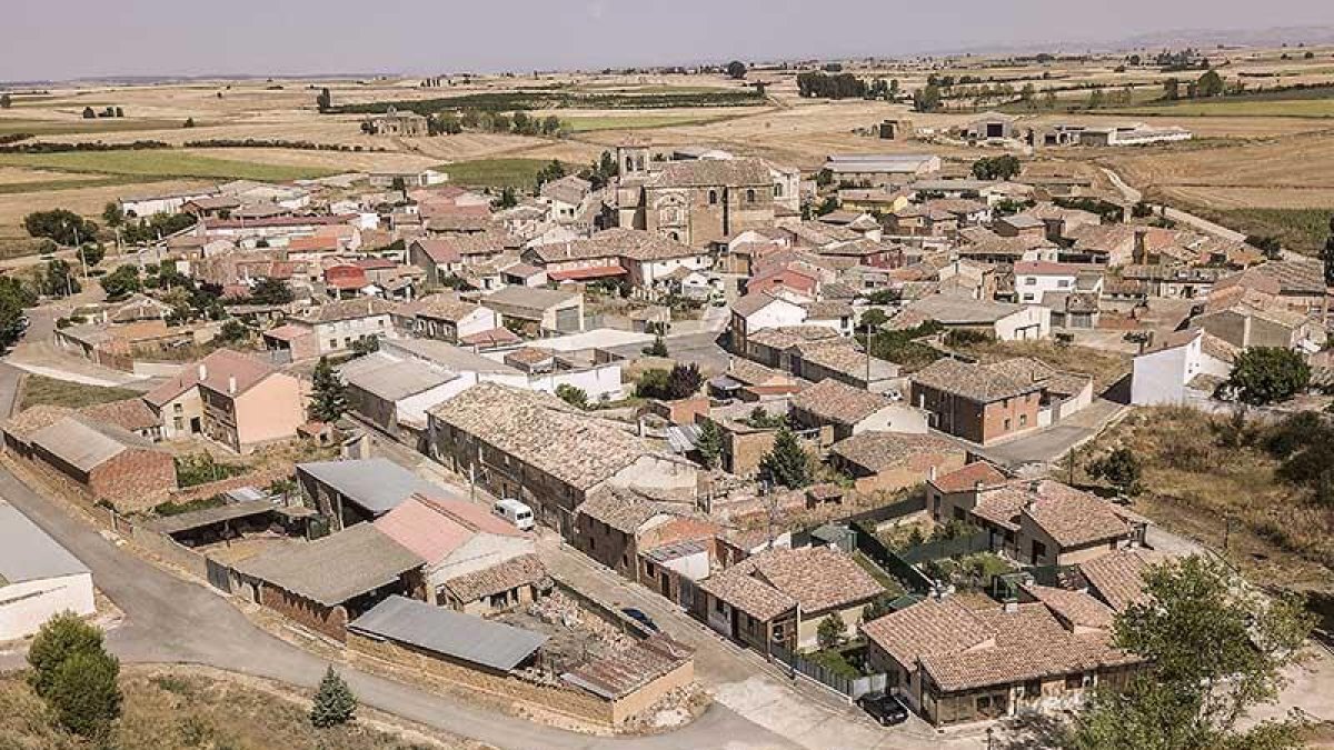 Vista aérea de la localidad de Padilla de Abajo, en la que destaca la iglesia de los Santos Juanes.-ISRAEL L. MURILLO