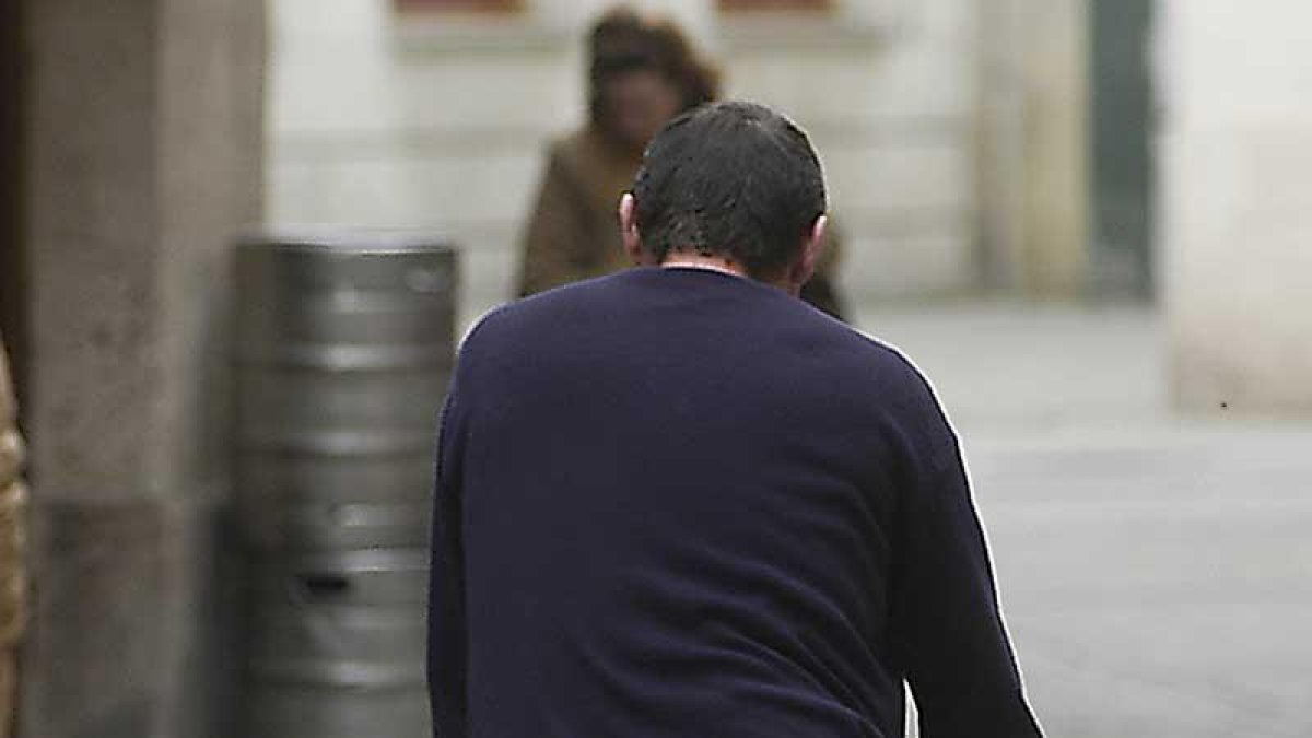 Un repartidor traslada un barril de cerveza.-RAÚL G. OCHOA