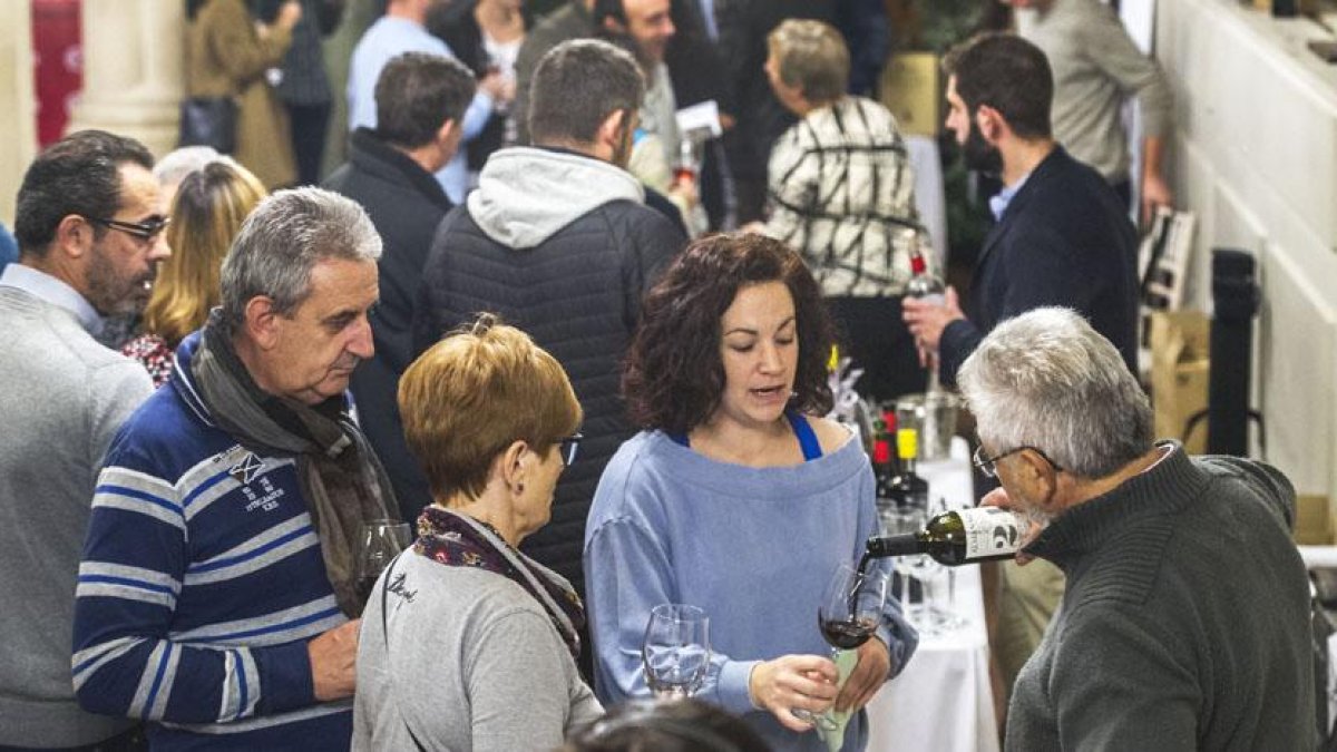 Asistentes de todas las edades se dieron cita ayer en hotel Rice para conocer en primicia los nuevos vinos de la Denominación.-ISRAEL L. MURILLO