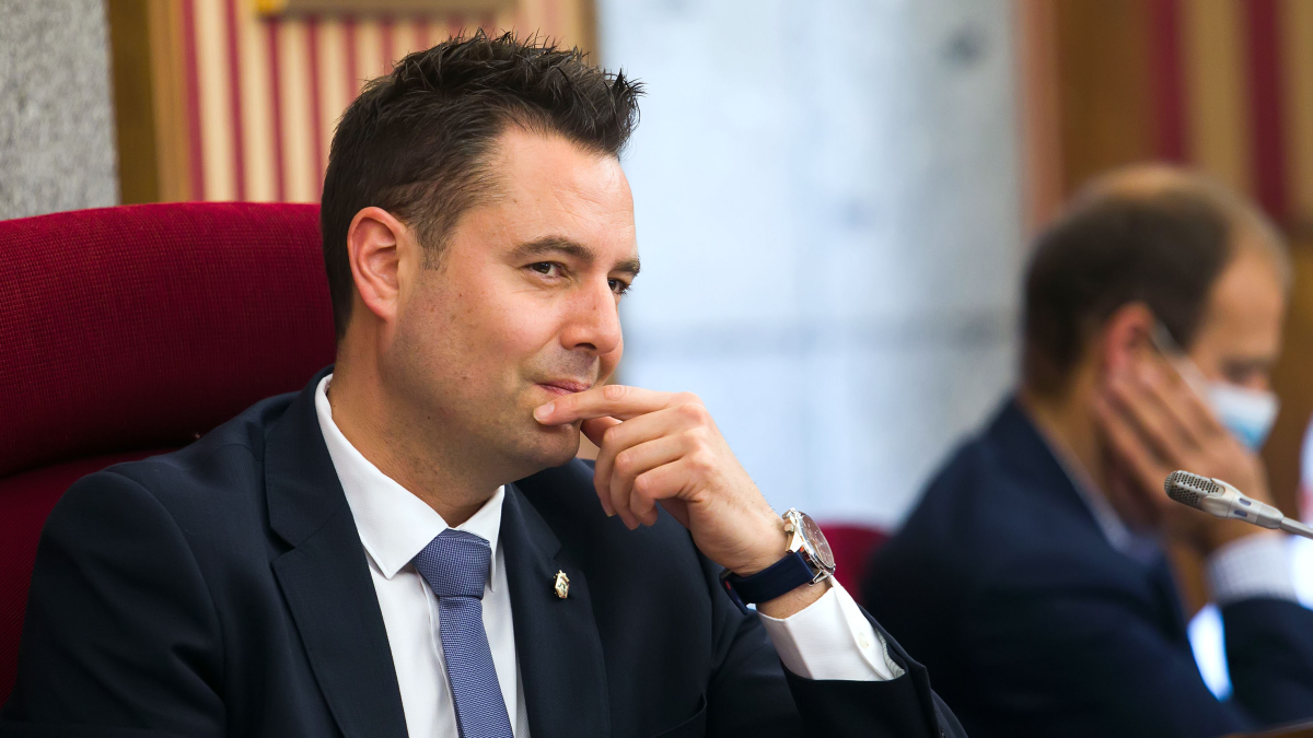 El alcalde Daniel de la Rosa en un instante del Pleno municipal de mayo. TOMÁS ALONSO