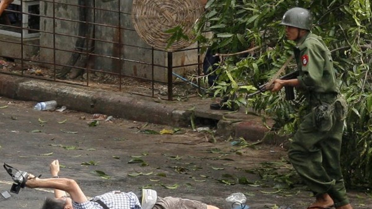 Kenji Nagai de APF intenta tomar fotografías cuando sale herido después de que la policía y los oficiales militares le dispararan durante una manifestación (2007).-REUTERS