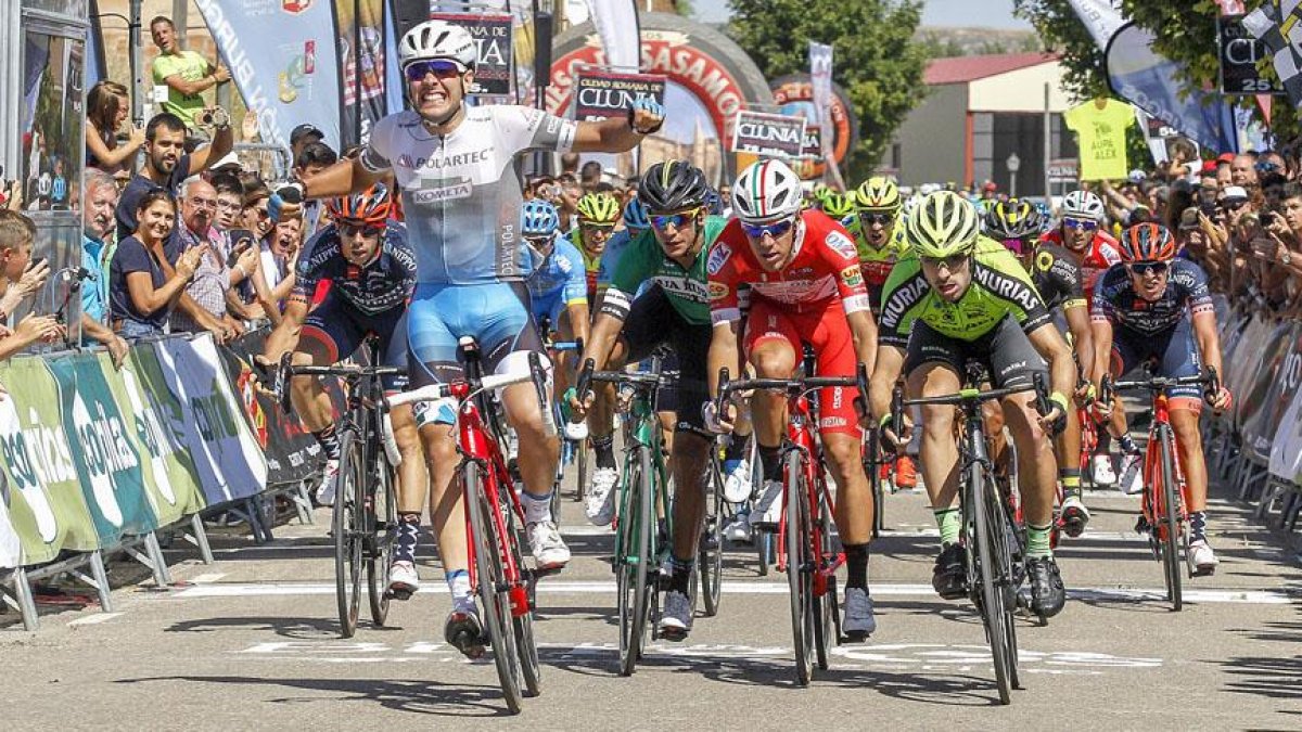 Matteo Moschetti celebra con rabia su victoria en la meta de Castrojeriz.-SANTI OTERO