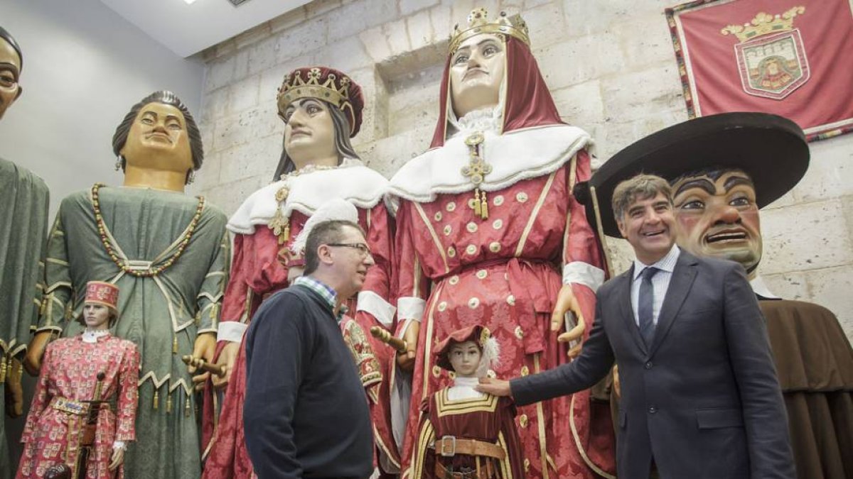 JuanCarlos López junto al alcalde accidental, Fernando Gómez.-SANTI OTERO