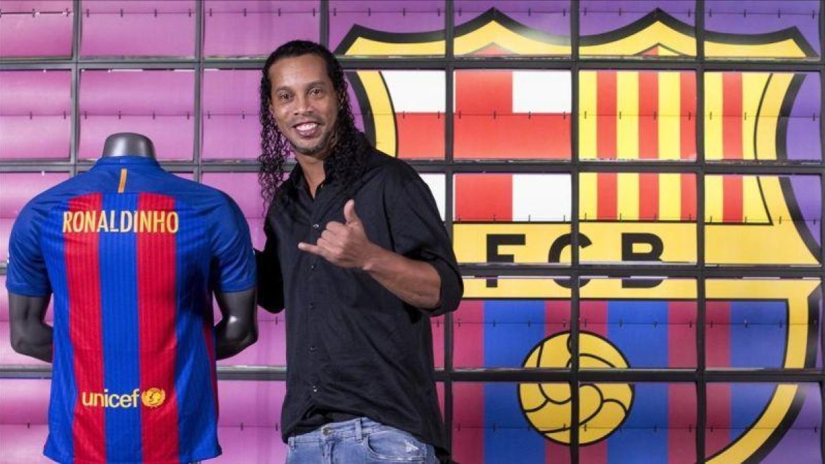 Ronaldinho, en febrero del 2017, cuando se incorporó al Barça como embajador del club.-QUIQUE GARCÍA (EFE)