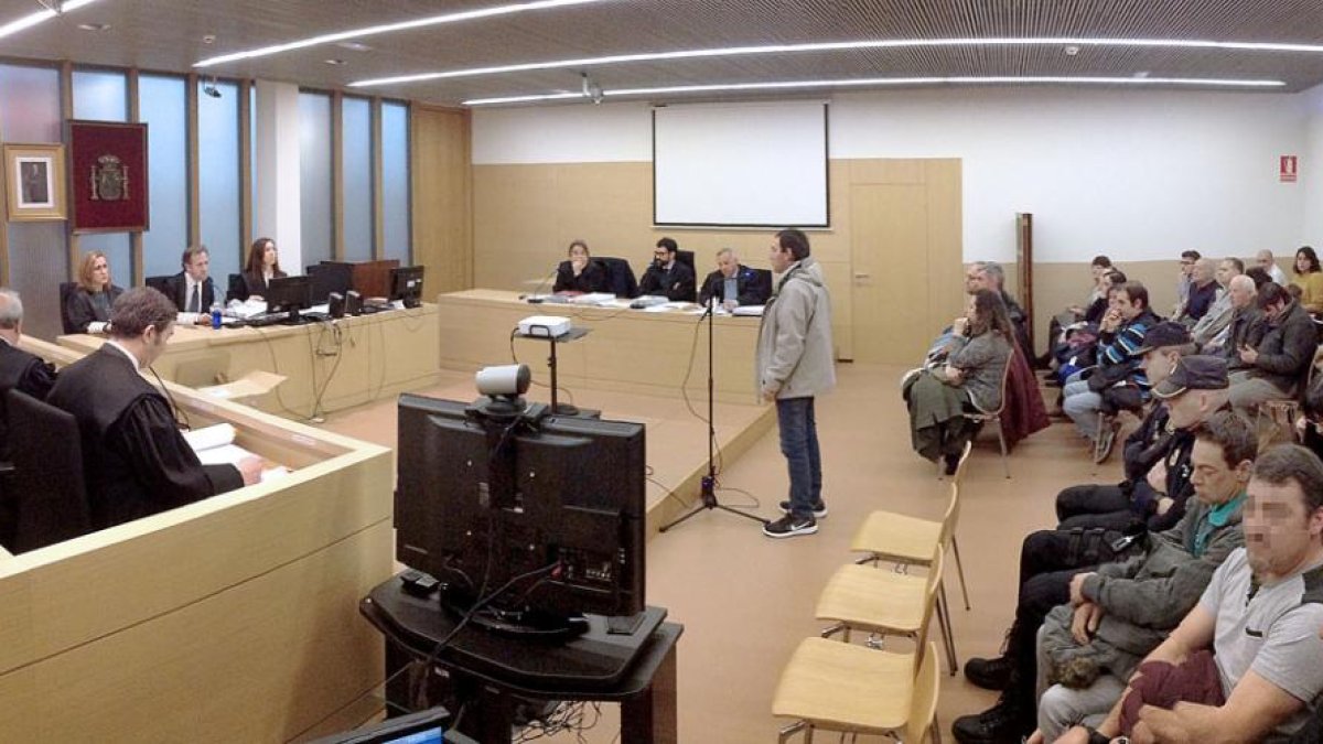 El acusado durante un momento de su intervención durante la primera sesión del juicio, que se celebró ayer.-ISRAEL L. MURILLO