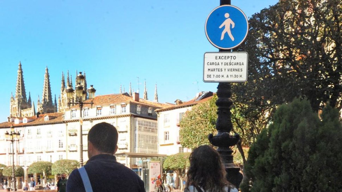 Imagen de dos turistas en la zona centro de la capital.-ISRAEL L. MURILLO