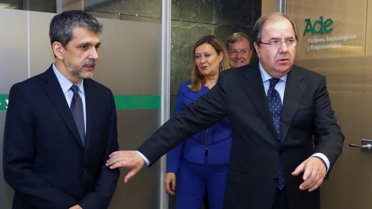 El presidente de la Junta de Castilla y León, Juan Vicente Herrera, firma un convenio de colaboración con el vicepresidente de Microsoft, Orlando Ayala (I), para impulsar la creación de empresas de base tecnológica en la Comunidad. Junto a ellos, el alcal-Ical