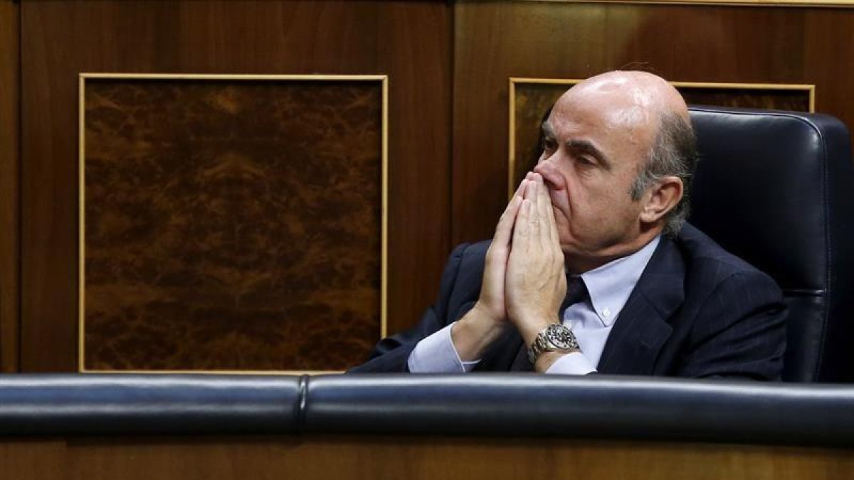 El ministro de Economía en funciones, Luis de Guindos, durante la segunda sesión del debate de investidura.-EFE/Chema Moya
