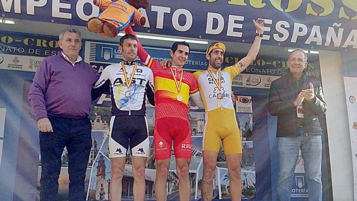 Martín Mata posa con el maillot de campeón de España, ayer, en el podio delNacional-TWITTER/@RFEC