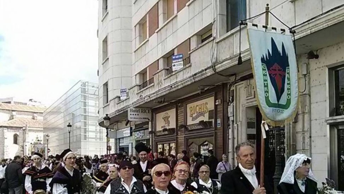 Socios del Centro Gallego en la ofrenda de flores a Santa María la Mayor.-ECB