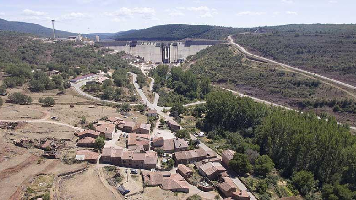 Vista aérea de la presa de Castrovido.