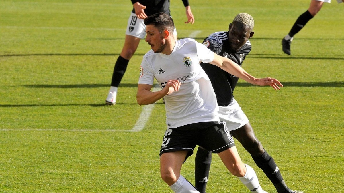 Raúl Navarro se deshace del marcaje de un rival. TOMÁS ALONSO