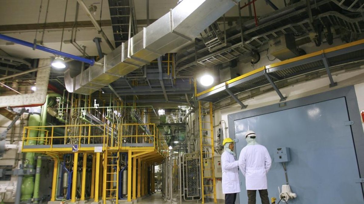 Dos trabajadores, en el interior de la central nuclear de Santa María de Garoña.-ISRAEL L. MURILLO