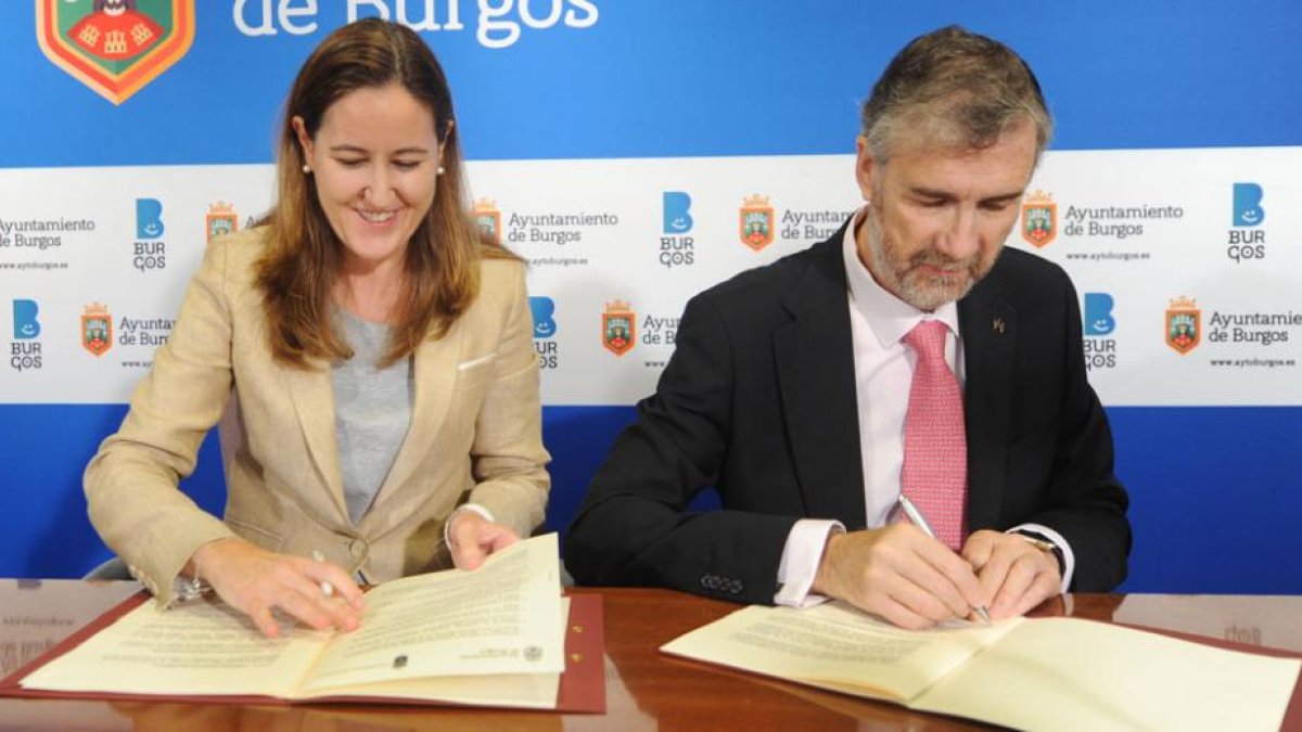 Elena Vicente, vicerrectora de Internacionalización, la edil Gema Conde y el rector de la UBU, Manuel Pérez Mateos.-ISRAEL L. MURILLO