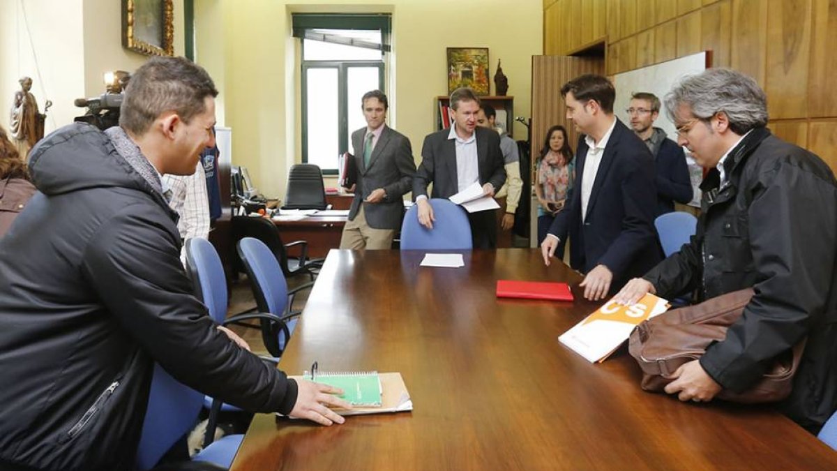 Los portavoces de los grupos en el momento de iniciarse, ayer, la reunión en la Alcaldía.-RAÚL G. OCHOA
