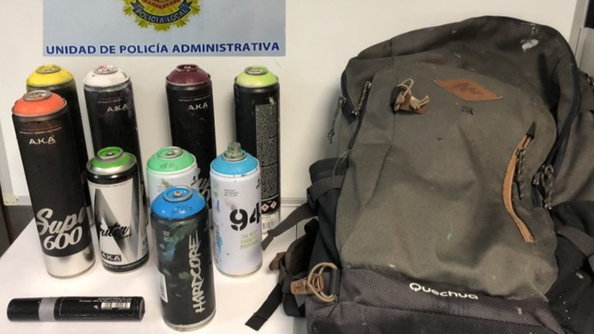 Material intervenido tras localizar escondidos a dos jóvenes grafiteros. POLICÍA LOCAL