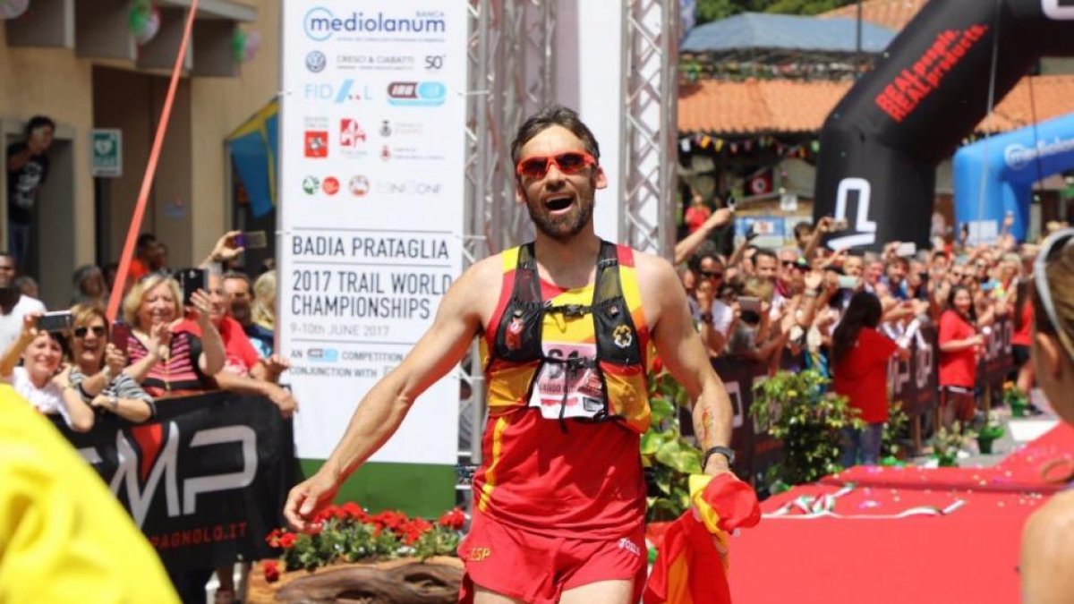 Luis Alberto Hernando atraviesa exultante de alegría la línea de meta en primera posición-I-RunFar