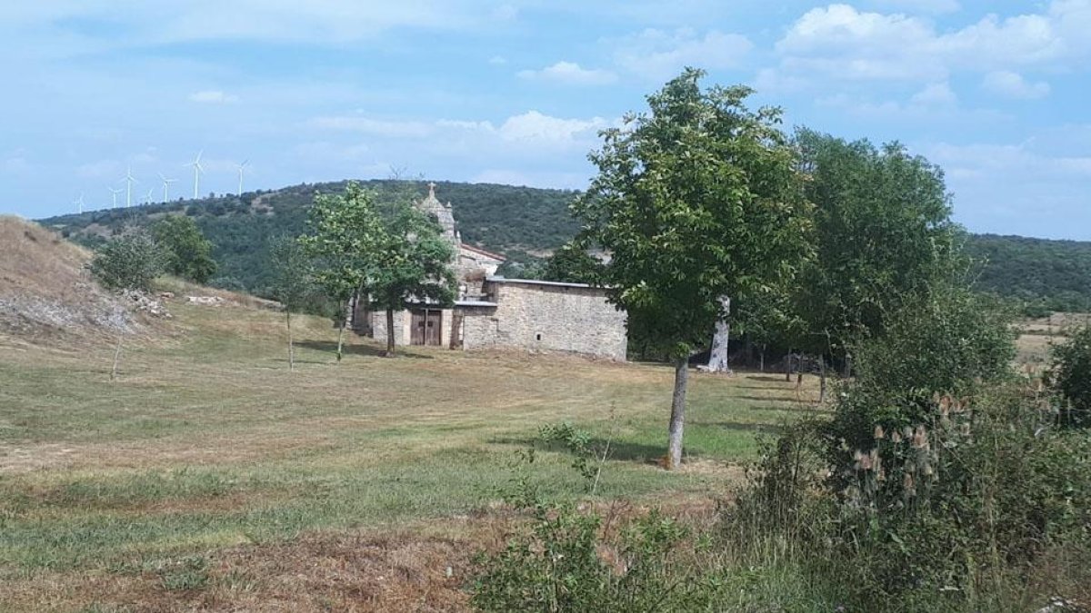 Son los lugareños los que llevan más de una década realizando pequeñas mejoras en el templo, con ayuda del párroco.-ECB