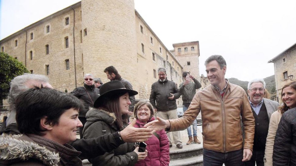 El líder del PSOE, Pedro Sánchez, saluda a simpatizantes del partido, ayer, durante su visita a la villa condal.-G. G.