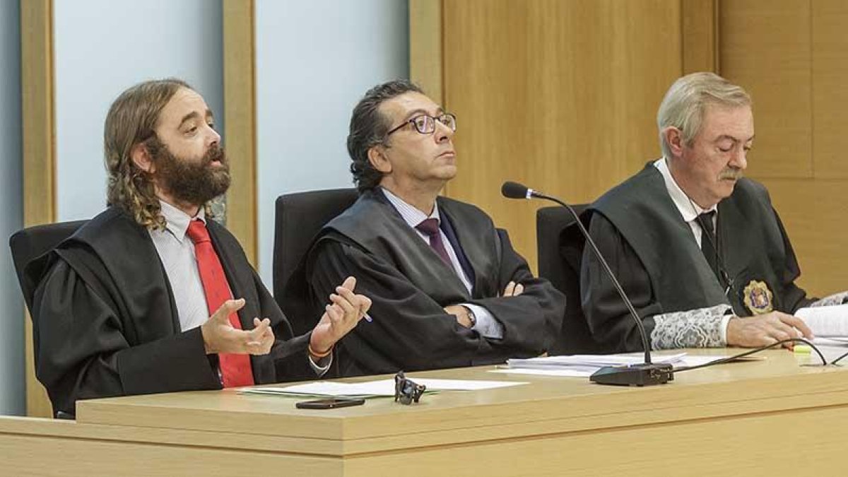 El abogado de la defensa, Fernando Vecino (izquierda), durante la vista oral de ayer.-SANTI OTERO