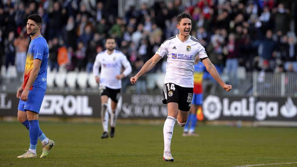 Elgezabal celebra el tanto del empate en El Plantío. TOMÁS ALONSO