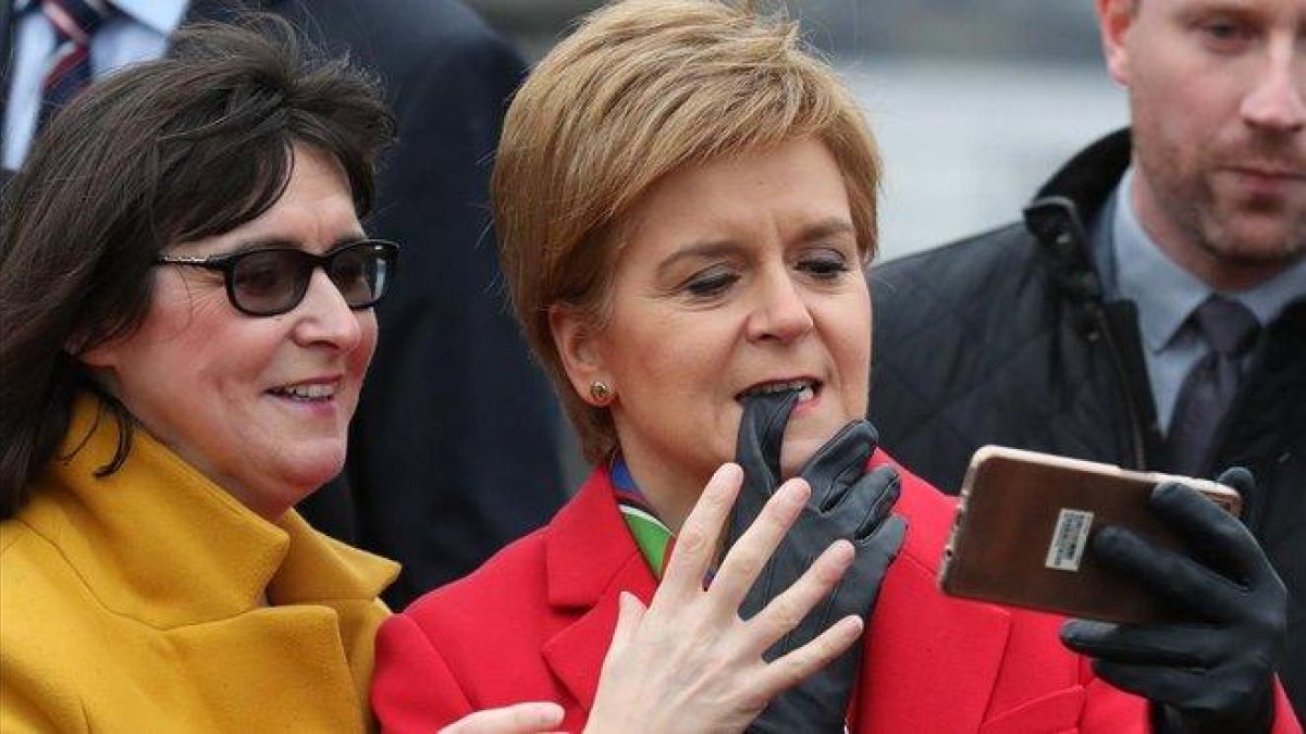 La ministra principal de Escocia, Nicola Sturgeon, posa para un selfi el pasado 14 de diciembre.-ANDREW MILLIGAN (DPA)