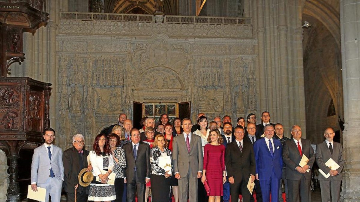 Los reyes, Felipe VI y Letizia, posan junto al presidente de la Junta, Juan Vicente Herrera, y el ministro de Cultura en fuciones, Íñigo Méndez de Vigo, con los premios nacionales de Cultura-ICAL