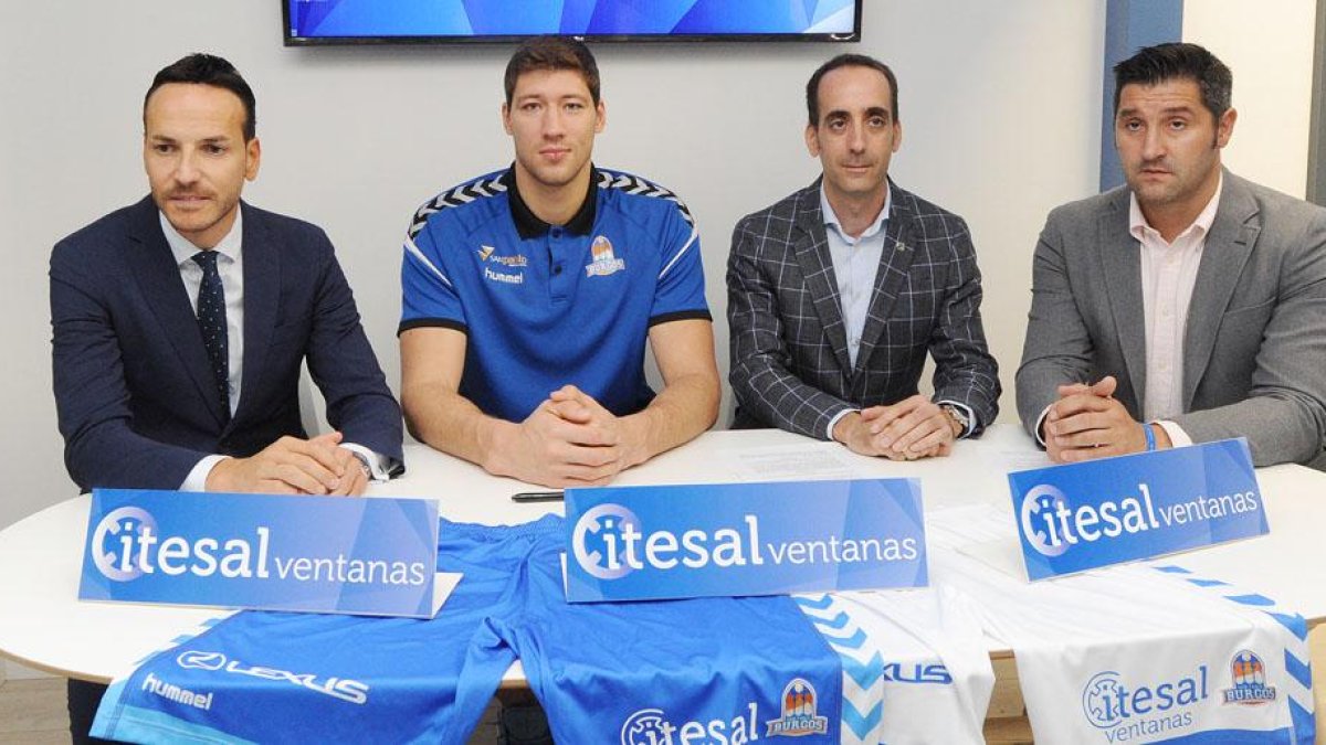 Kravtsov, arropado por Félix Sancho, Albano Martín y David Gómez -Itesal- en su presentación, ayer.-ISRAEL L. MURILLO