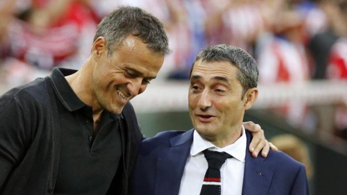 Luis Enrique y Ernesto Valverde, en el Camp Nou.-EFE / LUIS TEJIDO