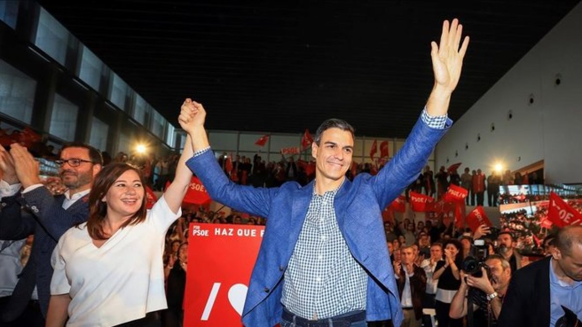 Pedro Sánchez, junto a la presidenta de Baleares, Francina Armengol, este miércoles en Palma.-EFE / LITERES