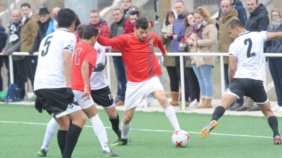 Juli concude un balón en presencia de varios defensores del Salmantino-I. L. Murillo