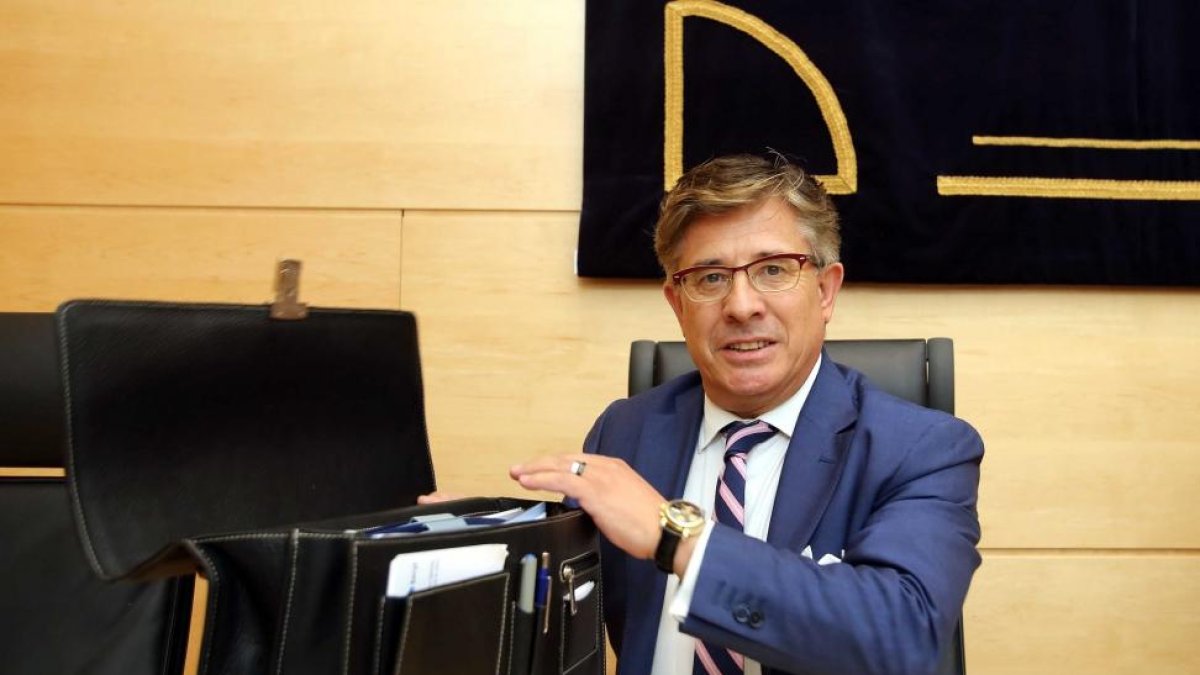El gerente regional de Salud de la Junta, Rafael López Iglesias, comparece en la comisión de Investigación sobre el HUBU.-ICAL