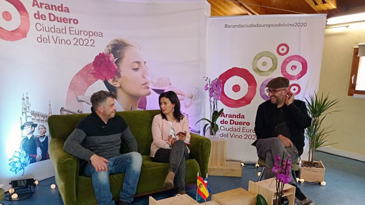 Fernando Ortiz, Sara García y Javier Ajenjo en la Concejalía de Promoción. L. V.
