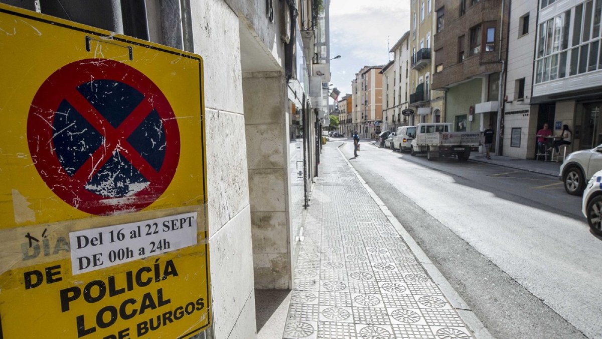 La Policía Local comenzó ayer a colocar las señales en Santa Clara. I. L. MURILLO