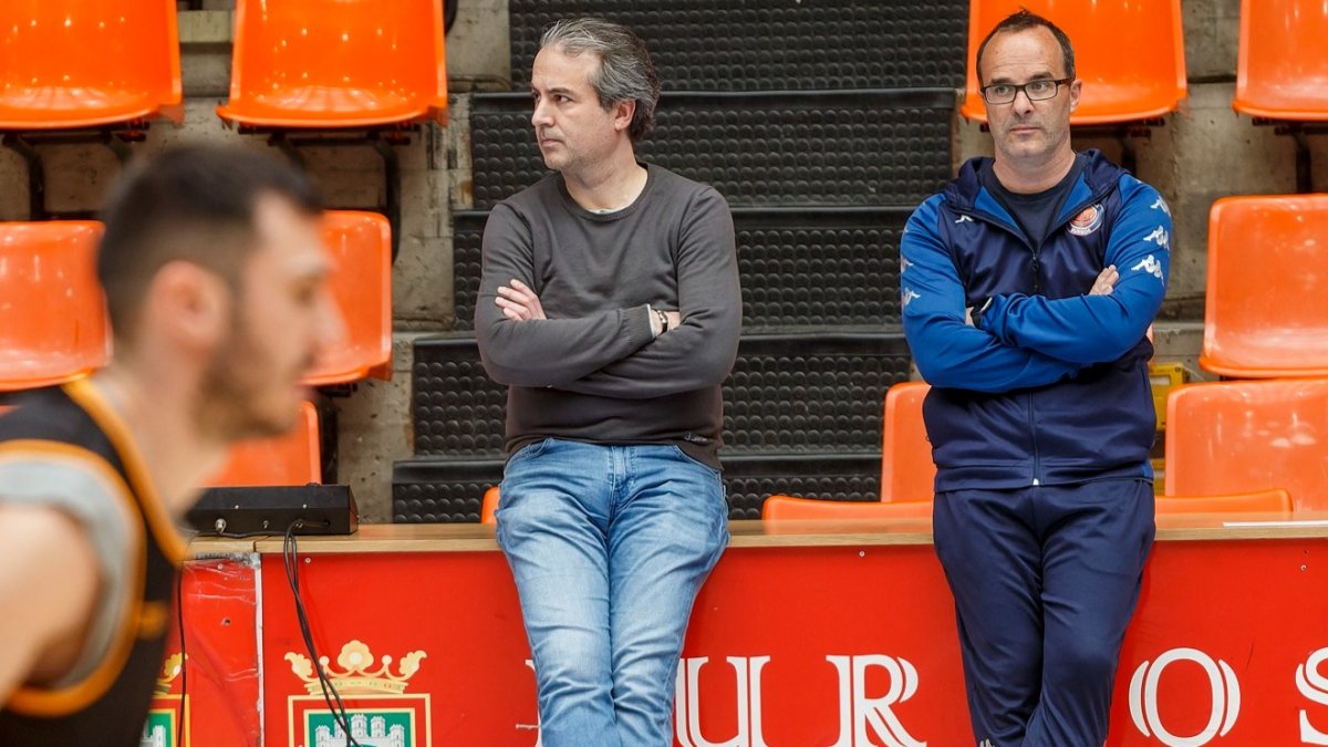 José Manuel Naveira, responsable deportivo del Tizona, junto al técnico Diego Ocampo en un entrenamiento. SANTI OTERO