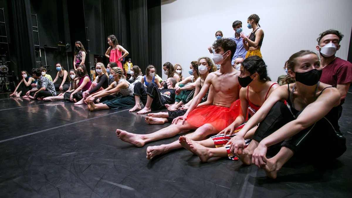 Alumnos de la escuela profesional de Danza de Burgos durante un descanso de un ensayo para una actuación. TOMÁS ALONSO