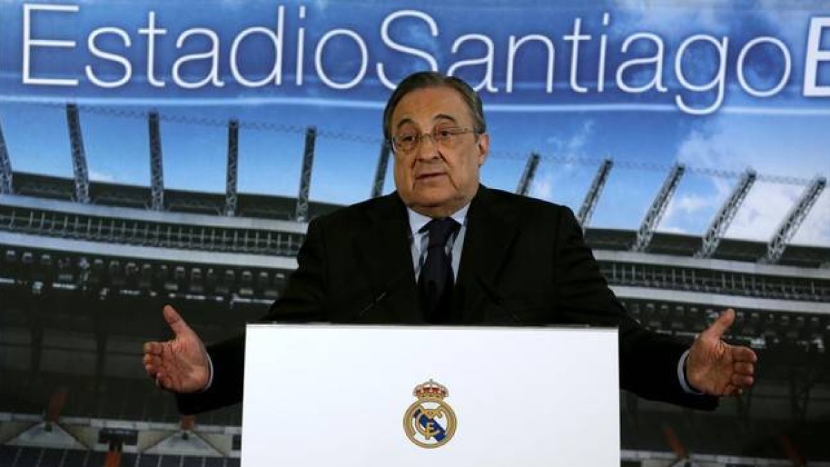 El presidente del Real Madrid, Florentino Pérez, en una rueda de prensa en el Estadio Santiago Bernabéu-Foto: DAVID CASTRO