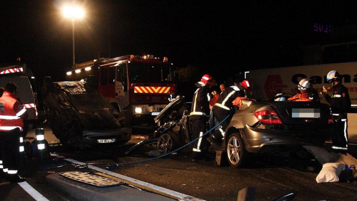 Los bomberos trabajan en el lugar del accidente.-G. González
