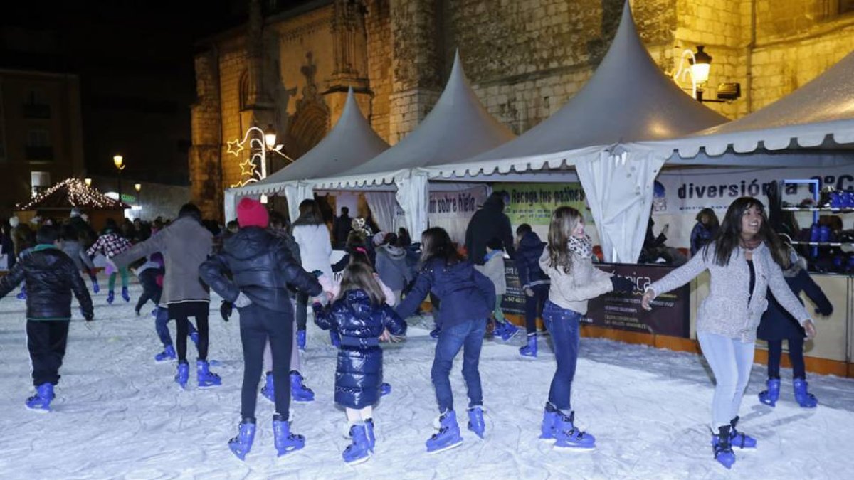La pista de patinaje sobre hielo abarrotada y funcionando a pleno rendimiento.-RAÚL G. OCHOA