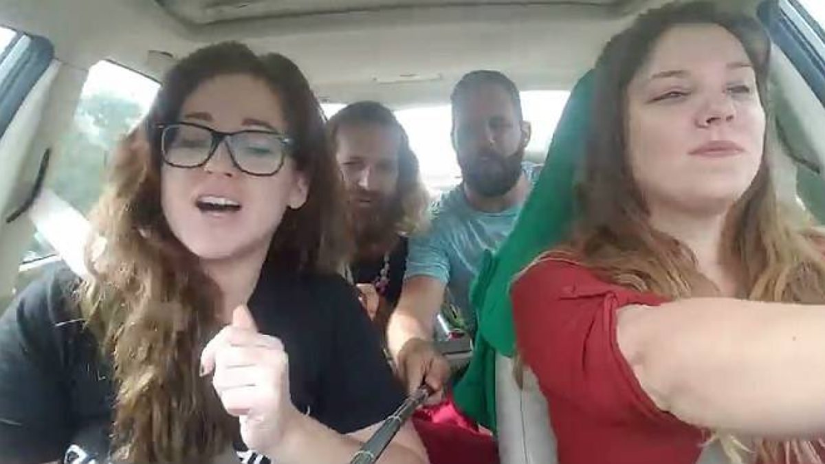 Un vídeo recoge el accidente de Sarah Green, una joven estadounidense, y sus amigos en coche, y grabado con el móvil y el palo de selfi.-