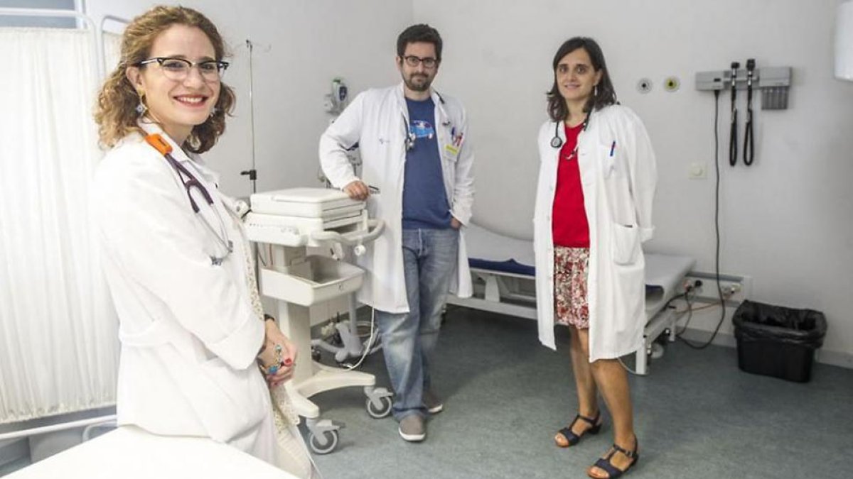 Ester Sánchez, Ángel Pérez y Beatriz Fernández son los cardiólogos encargados de la unidad.-ISRAEL L. MURILLO