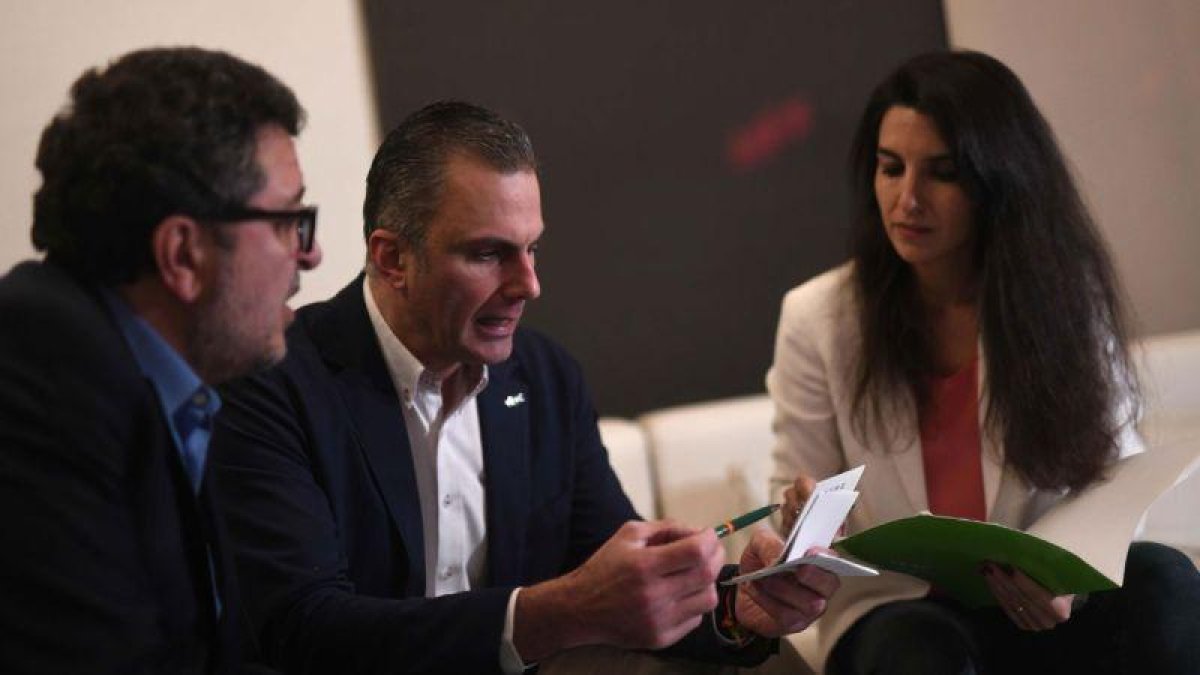 Así es Vox, el partido que irrumpe en el tablero político de España. En la foto, el candidato de Vox a la Presidencia de la Junta de Andalucía, Francisco Serrano, acompanado del secretario general Javier Ortega y la portavoz del Comité Electoral de Vox, R-RAFA ALCAIDE (EFE)