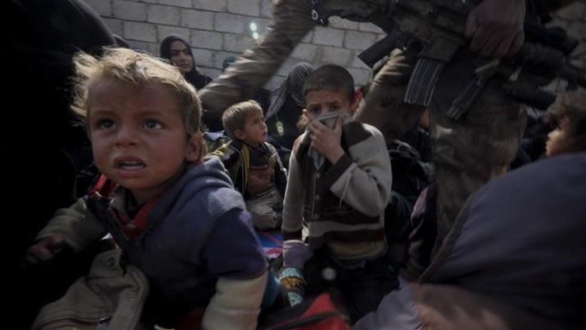 Un grupo de niños refugiados tras huir de la ciudad de Mosul.-RICARD GARCÍA VILANOVA