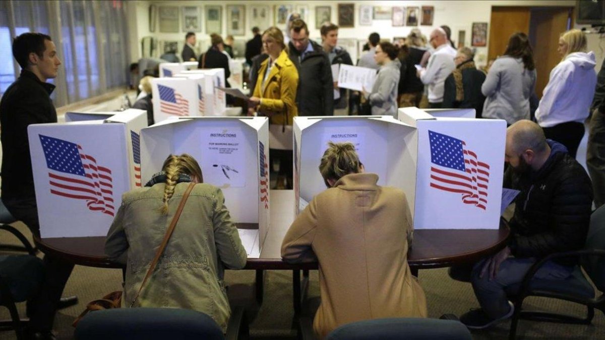 Electores preparan su votación en un colegio de Des Moines (Iowa).-/ GETTY AFP / JOSHUA LOTT