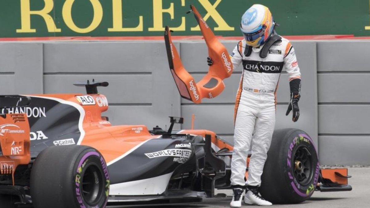 Fernando Alonso abandona el McLaren tras ser informado por radio de que sufría un problema en la dirección.-JACQUES BOISSINOT