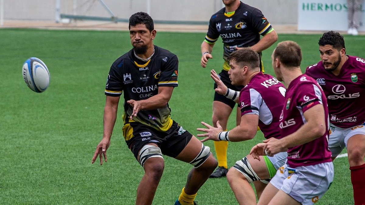 Matamu transmite el oval durante un partido. SANTI OTERO