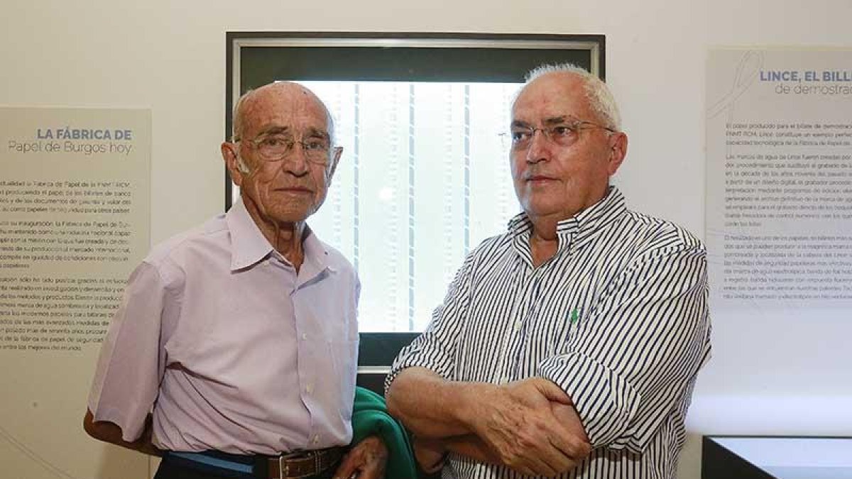 Rafael Calvo, el primer grabador que tuvo la fábrica de papel de Burgos, posa con Carlos García, su sucesor.-RAÚL G. OCHOA
