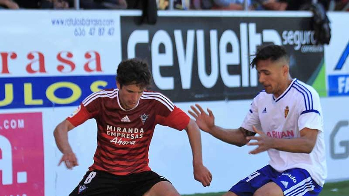 Sangalli protege un balón ante el acoso de un jugador del Real Zaragoza en el choque de ayer en Anduva-Alfonso G. Mardones