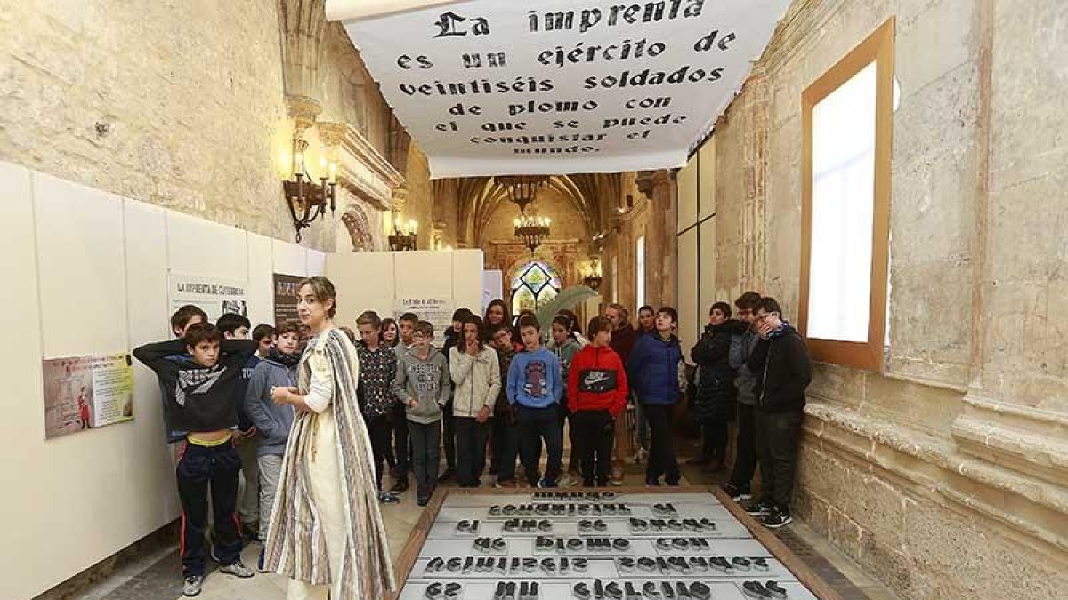 Hipatia de Alejandría, aquí pasando por el siglo XV, se estrenó ayer como anfitriona con un grupo de alumnos del IES Comuneros de Castilla.-Raúl Ochoa